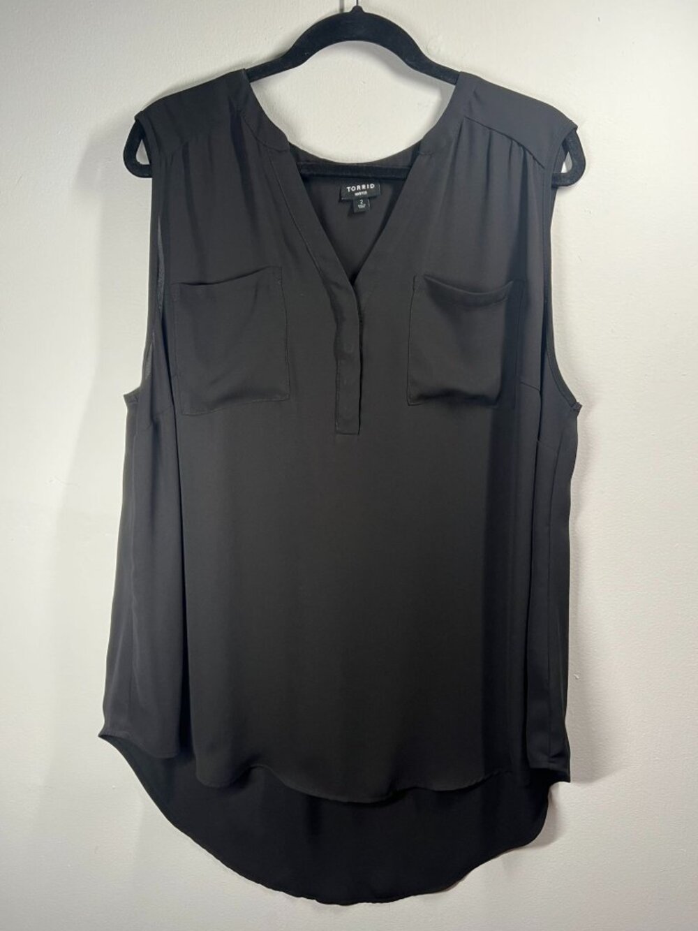 Torrid Harper Black Sleeveless Blouse Size 2 With Pockets Lightweight Polyester